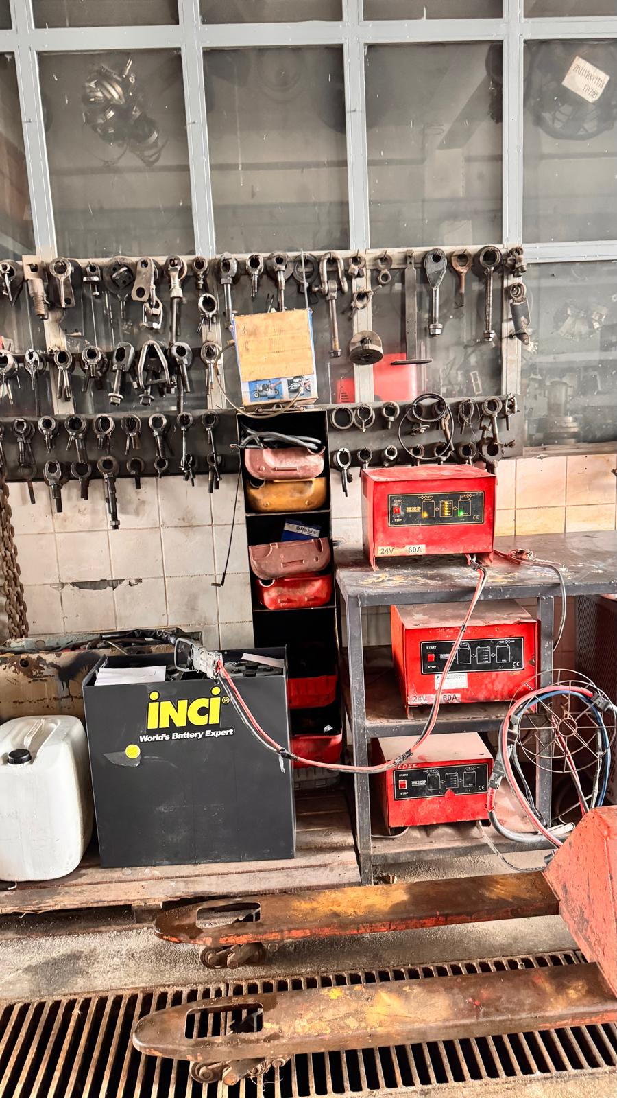 Forklift traksiyon akü şarj istasyonu