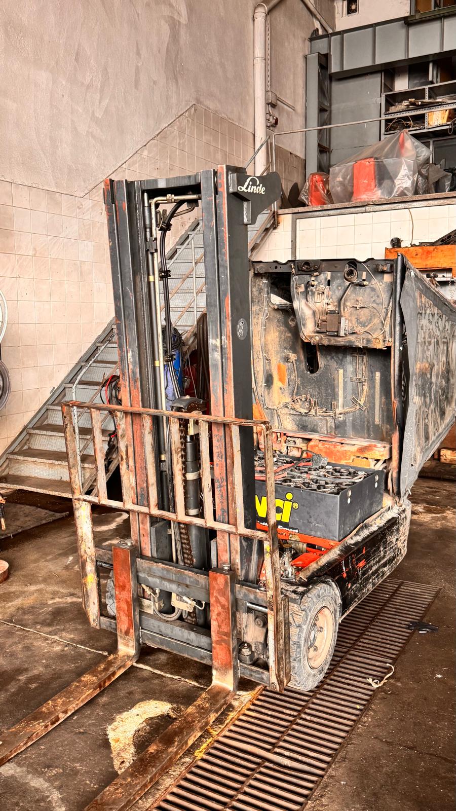 Yılmaz Makina teknisyeni Linde elektrikli forklift bakımında