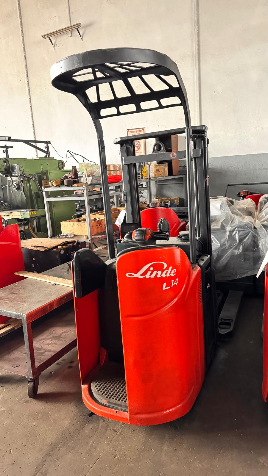 Linde L14 akülü istifleyici