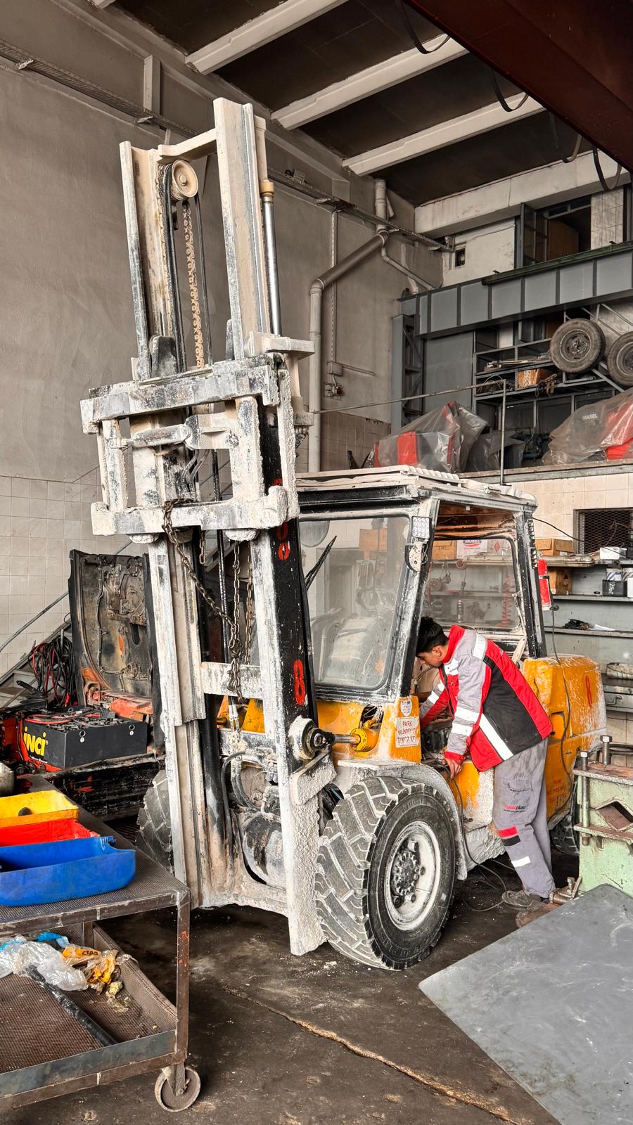 Deneyimli teknisyen, forklift bakımı
